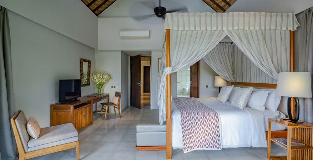 Seseh Beach Villa II - Four-poster king bed
